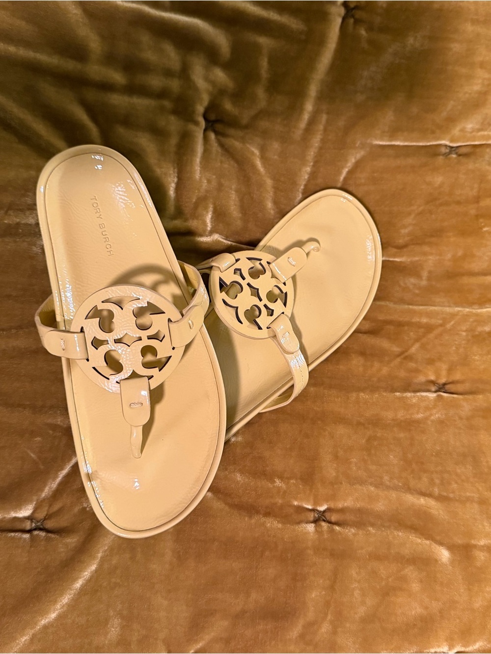 Tory Burch Logo cloud lug  Sandals in yellow with blue sole - Picture 3 of 4